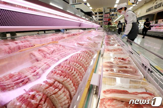 중국에서 아프리카돼지열병이 확산하자 한국에서도 돼지고기 삼결살 값이 한달 새 17% 가까이 상승했다. 사진은 서울시내 한 대형마트 돼지고기 매대 모습. 2019.5.6/뉴스1 © News1 이광호 기자