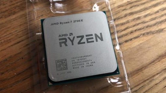 AMD 라이젠 7 2700X 프로세서. 국내에서 37만원 전후에 팔린다. (사진=씨넷)