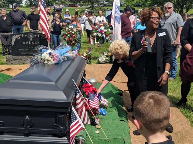 수천 명의 시민이 25일 미국 오하이오주 스프링 그로브 묘지에서 열린 한국전 참전용사 베테랑 헤즈키아 퍼킨스의 장례식에 참석해 그의 마지막 길을 배웅하고 있다. 스프링 그로브 묘지 페이스북 캡처