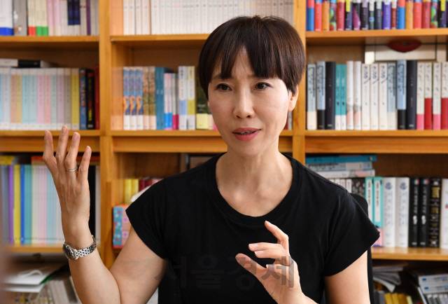 3년 만에 신작 소설 ‘진이, 지니’ 출간한 정유정 작가가 23일 마포구에 위치한 은행나무 출판사에서 서울경제와 인터뷰를 하고 있다. /권욱기자