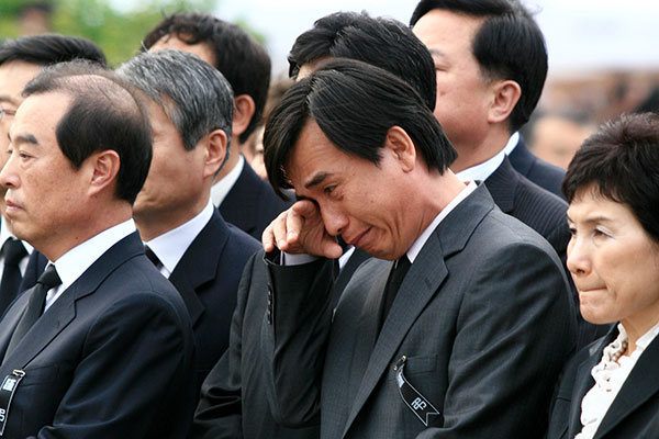 ⓒ사진공동취재단 노무현 대통령이 서거한 2009년 5월23일 유시민 전 장관(가운데)이 봉하마을에서 눈물을 훔치고 있다.