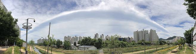 지난 28일 오전 대구 하늘에 보기가 드문 기상 현상인 ‘두루마리 구름’이 나타나 눈길을 끌고 있다 (사진=연합뉴스)