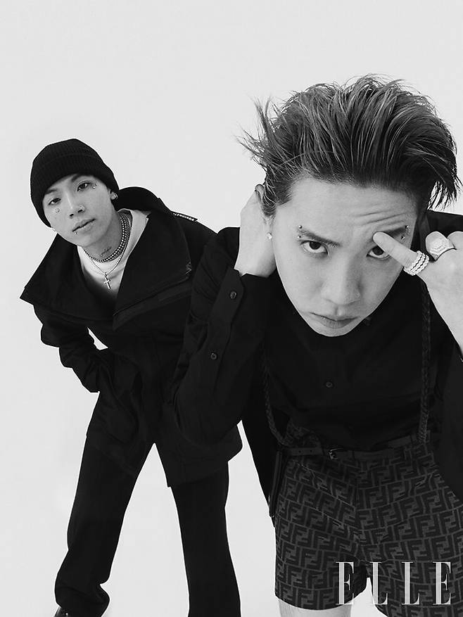 루피가 입은 테크니컬 코튼 캔버스 소재의 블랙 인코그니토 파카는 3백47만원, 화이트 티셔츠와 블랙 플루이드 팬츠, 블랙 더비 슈즈는 Balenciaga. 주얼리는 모두 본인 소장품. 나플라가 입은 네이비 더블 재킷은 가격 미정, Polo Ralph Lauren. FF 로고 장식의 칼라 포인트 셔츠는 가격 미정, FF 로고 패턴의 쇼츠는 1백85만원, 모두 Fendi. 주얼리는 모두 본인 소장품.