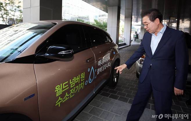 박원순 서울시장이 머니투데이 사진부가 운행하고 있는 수소전기차 넥쏘를 보고 있다. 사진=이기범 기자 leekb@