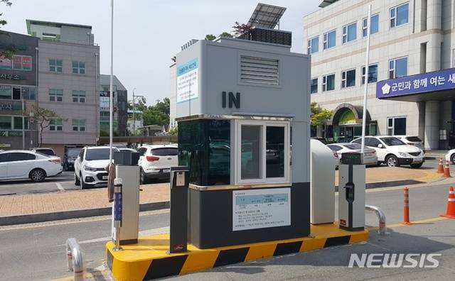 【가평=뉴시스】 문영일 기자 = 경기 가평군은 군청을 비롯한 가평청사복합 주차장이 6월1일부터 유료화돼 무단주차 차량으로 인한 만성 주차난이 해소될 것으로 보인다고 30일 밝혔다. 2019.05.30. (사진=가평군청 제공)photo@newsis.com