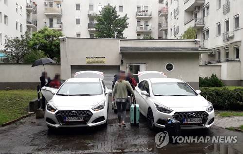 이동하는 헝가리 유람선 사고 생존자 일행 (부다페스트=연합뉴스) 하채림 기자 = 헝가리 부다페스트의 다뉴브강 유람선 침몰사고에서 생존자들이 30일 오전(현지시간) 호텔로 이동하기 위해 대사관 지원 차량에 오르고 있다. 2019.5.30 photo@yna.co.kr