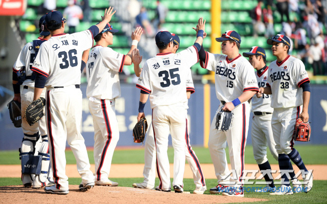 두산 베어스와 LG 트윈스의 2019 KBO 리그의 주말 3연전 마지막 경기가 어린이날인 5일 잠실구장에서 열렸다. 두산이 11대2로 승리하며 어린이날 3연전을 모두 승리했다. 경기 종료 후 기쁨을 나누는 두산 선수들의 모습. 잠실=허상욱 기자 wook@sportschosun.com/2019.05.05/