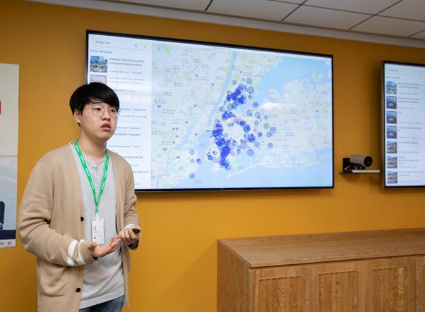 홍승환 개발자가 해커톤에서 만든 도시문제 해결 솔루션 ‘THE CITY WATCH’를 설명하고 있다. 페이스북코리아 제공