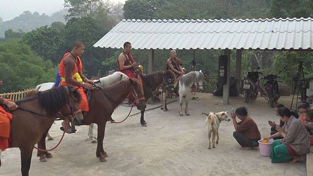주민들에게 복을 빌어 주는 탁발승