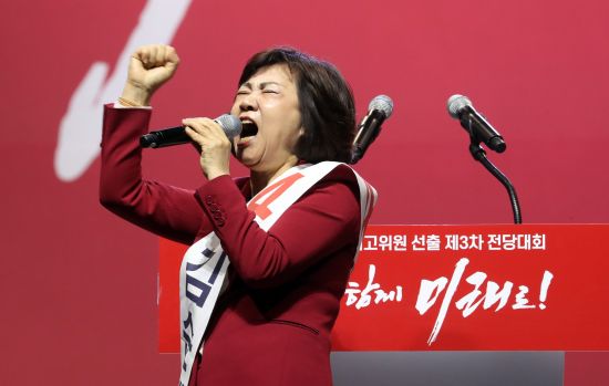 김순례 자유한국당 의원이 2월 27일 경기도 고양 킨텍스에서 열린 전당대회에서 지지를 호소하고 있다. 뉴시스