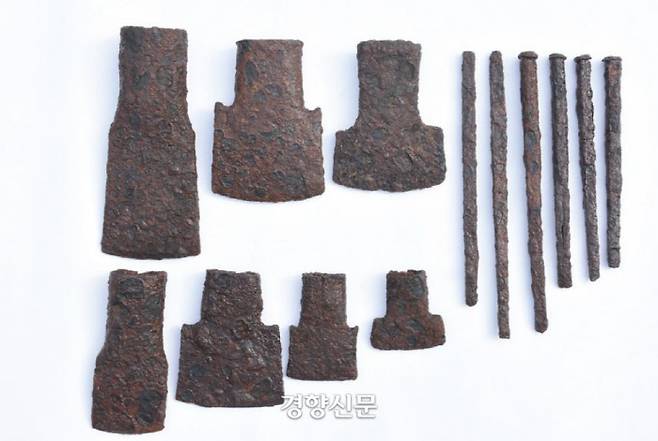 유물 중에는 덩이쇠와 철끌, 철도끼 등 공구류가 다량 확인됐다. 특히 배를 만들 때 최적화된 도구인 어깨 넓은 쇠도끼 수십점과 끌 100여점이 출토된 것은 이곳에서 외항선을 건조했음을 보여주는 증거로 보인다, |삼한문화재연구원 제공