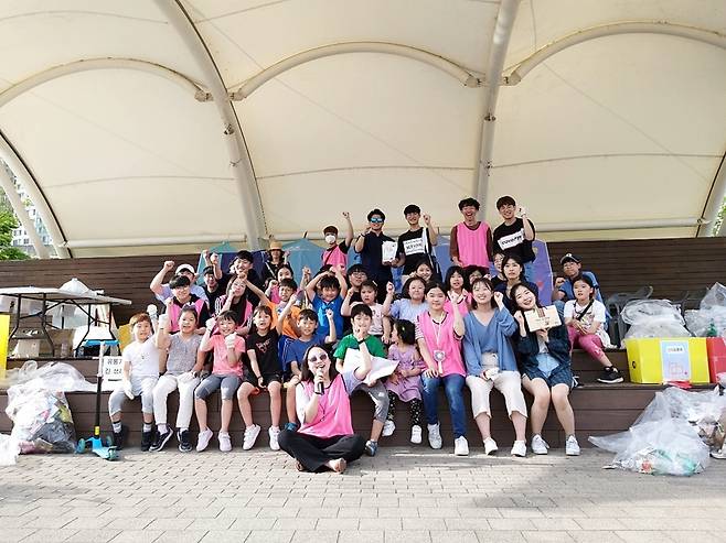 지난달 25일 서울 뚝섬에서 열린 플로깅 경주. 이날 환경 단체 '지지배'가 참여해 분리배출 교육 행사를 열었다. (사진=지지배 제공)