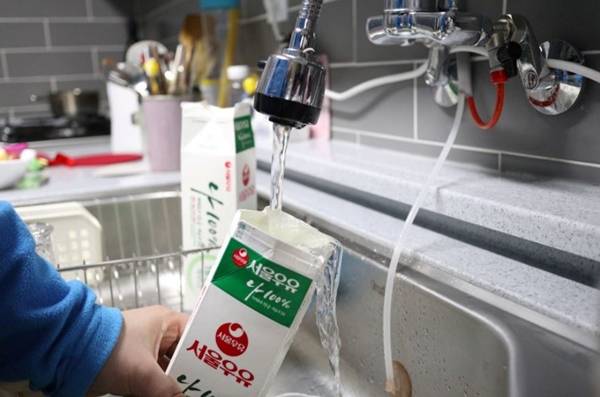 우유팩을 버릴 때는 폐지와 분리해서 따로 버려야 한다. 우유팩은 고급 냅킨, 화장지 등으로 재활용될 수 있는 아주 중요한 자원이다.