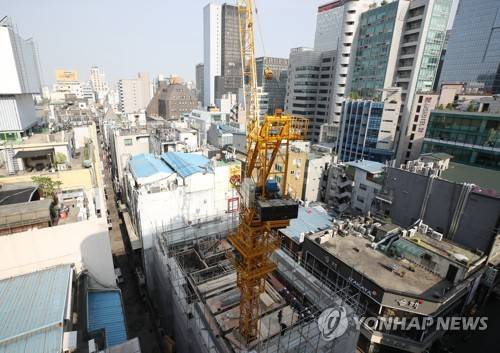 공사현장 소형 크레인 (서울=연합뉴스) 서명곤 기자 = 양대 노총 소속 전국 타워크레인 노동자들이 임금 인상과 소형 타워크레인 사용 금지를 요구하며 파업을 벌였다. 사진은 4일 서울 시내 한 공사현장의 소형 타워크레인. 2019.6.4