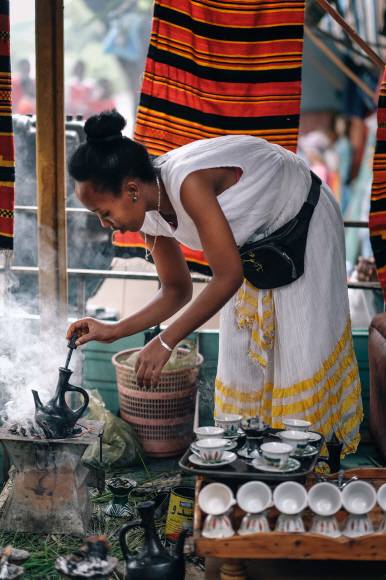 에티오피아는 세계적으로 잘 알려진 커피의 발상지다. 한 여인이 전통 방식으로 커피를 끓이고 있다. 에티오피아는 세계적으로 잘 알려진 커피의 발상지다. 한 여인이 전통 방식으로 커피를 끓이고 있다.
