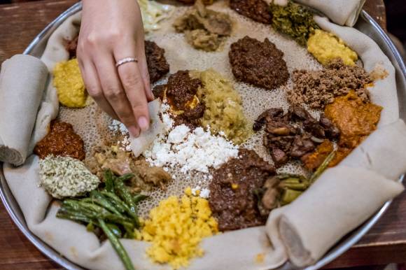 에티오피아 전통 음식 인제라. 에티오피아의 토착 작물인 테프의 가루로 만든다. 에티오피아 전통 음식 인제라. 에티오피아의 토착 작물인 테프의 가루로 만든다.