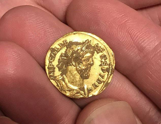英 보물사냥꾼 발견한 고대 로마 금화 한 닢, 8억원에 낙찰