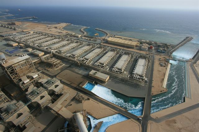 사우디아라비아 홍해 연안의 쇼아이바에 두산중공업이 건설한 해수담수화 설비. 두산중공업 제공