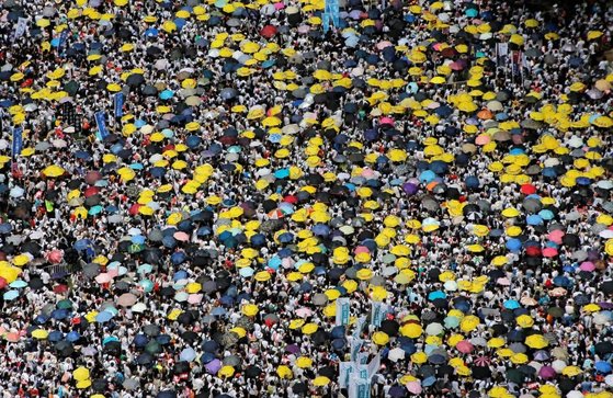 지난 9일(현지시간) 홍콩에서 벌어진 '범죄인 인도 법안' 반대 시위를 위해 모여든 홍콩 시민들이 인산인해를 이루고 있다. 주최 측은 이날 시위에 103만명이 참가했다고 추산했다.[로이터=연합뉴스]