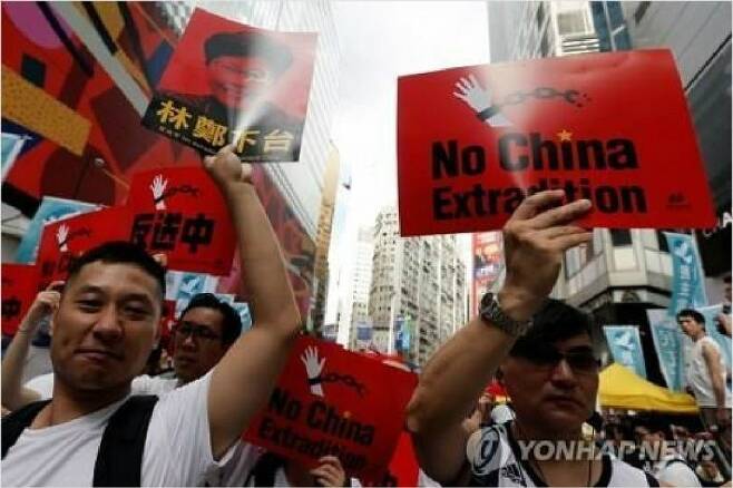 "중국 송환 반대" 외치는 홍콩 시민들(로이터=연합뉴스)