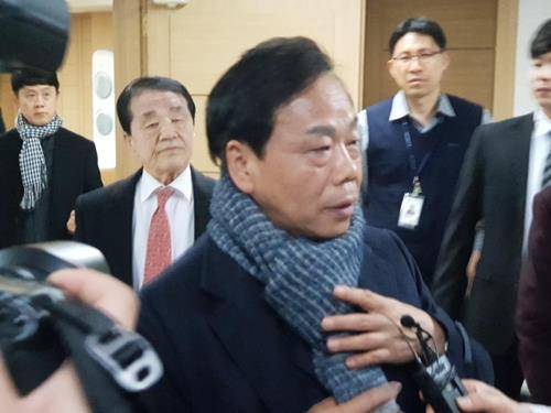 법정 나오는 이완영 의원 (대구=연합뉴스) 이강일 기자 = 정치자금법 위반 혐의 등으로 기소된 이완영 의원이 19일 항소심 선고를 마치고 법정에서 나오고 있다. 2019.2.19 leeki@yna.co.kr