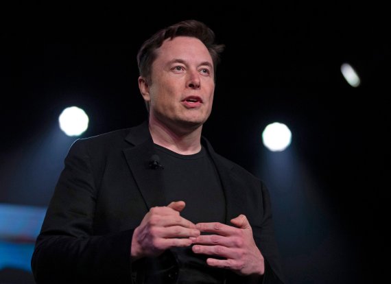FILE - In this March 14, 2019 file photo, Tesla CEO Elon Musk speaks before unveiling the Model Y at the company's design studio in Hawthorne, Calif. (AP Photo/Jae C. Hong, File) /뉴시스/AP