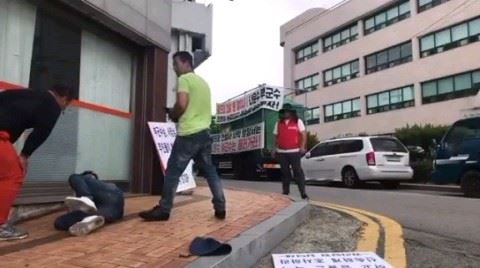 [동영상 캡쳐]한 건설사 한 직원이 함평군청 앞에서 1인 시위하는 주민을 폭행하고 있다.