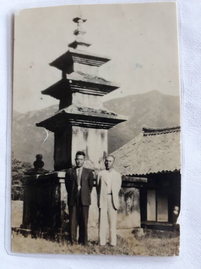[약산 김원봉(왼쪽)이 1946년 표충사에서 친구와 찍은 사진. 사진=김태영 씨 제공]