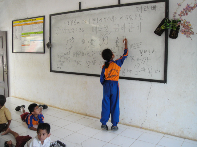 까르야 학생이 교실 칠판에 한글을 쓰고 있다. /사진제공=한국찌아찌아문화교류협회