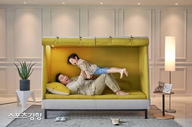 가구 브랜드 모델로 발탁된 방송인 정준하-정로하 부자. 사진 비앙스 가구