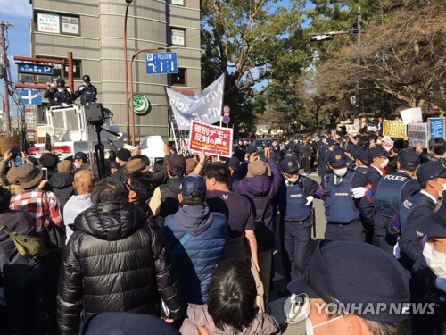 지난 3월 일본 교토 번화가인 기온에서 우익들이 혐한시위를 한 가운데 이에 반대하는 카운터 시위대들이 헤이트 스피치(hate speech·특정 집단에 대한 공개적 차별·혐오 발언) 중단을 촉구하고 있다.  [곽진웅 코리아 NGO센터 대표 제공]