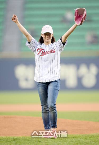 지난 2014년4월 소치 동계올림픽을 마친 성은령이 2014 프로야구 LG-넥센전에 앞서 시구를 하고 있다. 스포츠서울DB