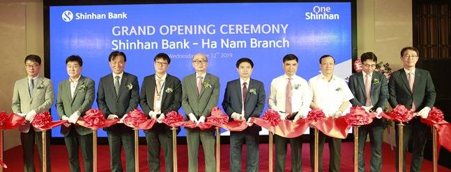 서춘석 신한은행 부행장(왼쪽 다섯번째), 신동민 신한은행 베트남법인장(왼쪽 열번째), 김한용 코참 회장(왼쪽 세번째), 휘(Mr.Huy) 하남성 인민위원회 부위원장(왼쪽 어섯번째), 히에우(Mr.Hieu) 하남성 중앙은행 지점장이 지난 11일 베트남 하노이서 열린 '하남지점 개점식'에 참석해 커팅식을 진행하고 있다.ⓒ신한은행