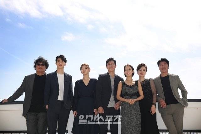 지난달 23일 프랑스 칸 팔레 드 페스티벌에서 열린 제72회 칸국제영화제 영화 기생충 공식 인터뷰에 참석한 봉준호 감독·최우식·박소담·이선균·조여정·장혜진·송강호(왼쪽부터)가 포즈를 취하고 있다. IS포토