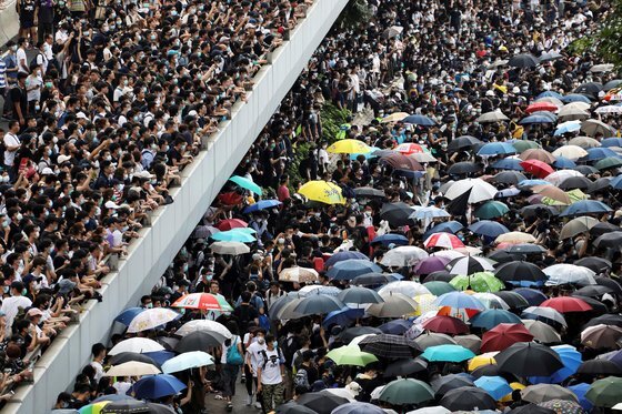 홍콩서 지난 12일(현지시간) 법죄인 인도법 추진을 반대하기 위해 거리로 몰려나온 시위대의 모습.[로이터=연합뉴스]