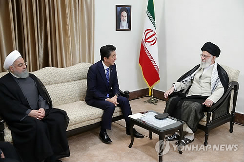 이란 최고지도자 하메네이 만난 아베 日총리 (테헤란 AFP=연합뉴스) 이란을 방문 중인 아베 신조(가운데) 일본 총리가 13일(현지시간) 테헤란에서 하산 로하니(왼쪽) 이란 대통령이 지켜보는 가운데 아야톨라 세예드 알리 하메네이 이란 최고지도자와 이야기를 나누고 있다. leekm@yna.co.kr