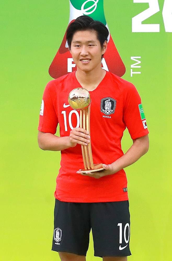 15일 오후(현지시간) 폴란드 우치 경기장에서 열린 2019 국제축구연맹(FIFA) 20세 이하(U-20) 월드컵 결승전을 마친 뒤 골든볼을 수상한 이강인이 트로피를 들어 보이고 있다. (사진=연합뉴스)