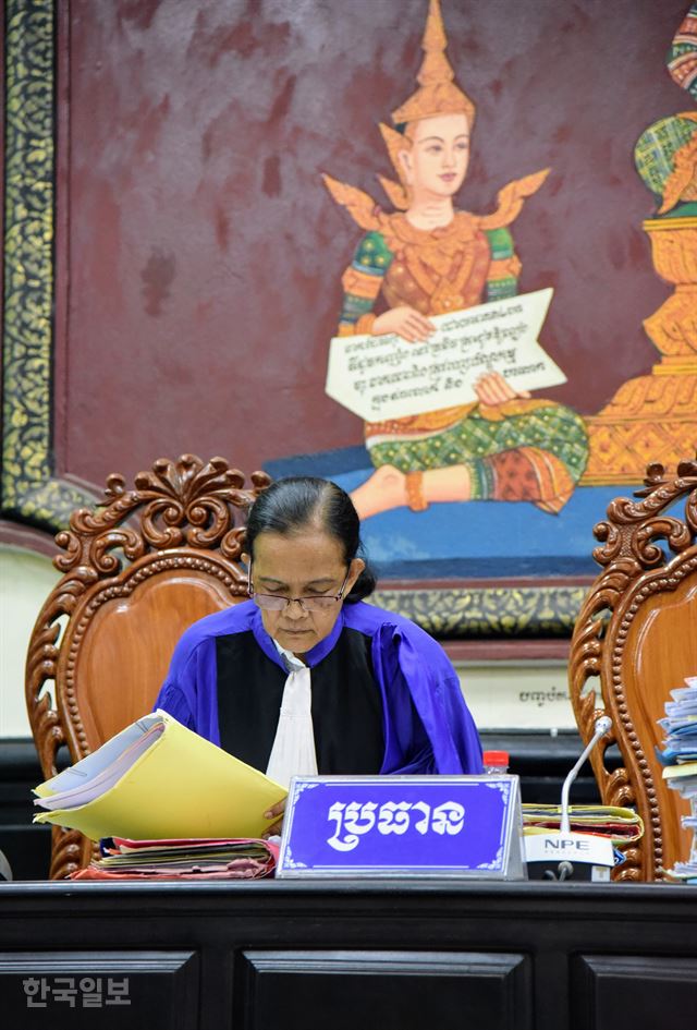 캄보디아 '캄코시티' 채권 회수 분수령이 될 현지 재판을 앞두고 국회, 법무부, 외교부, 부산시, 예금보험공사 관계자들이 14일 프놈펜으로 총출동 한 가운데, 이날 오후 2시 예정된 재판을 앞두고 법원 관계자가 관련 서류를 정리하고 있다.