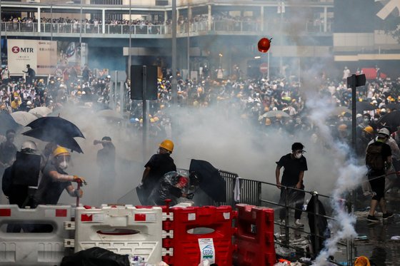 홍콩 경찰이 시위대를 향해 발사한 최루탄으로 홍콩 거리가 뿌옇게 물든 모습이 마치 홍콩의 불투명한 미래를 예고하는 듯 하다. [로이터=연합뉴스]