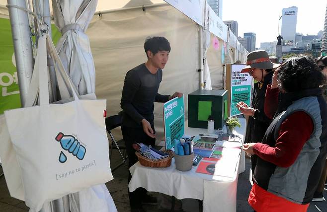 지난해 10월19일 오전 서울 종로구 광화문광장에서 열린 시민과 함께하는 1회용 플라스틱 없는 서울 행사에서 시민들이 에코백을 살펴보고있다. 2018.10.19.  /사진=뉴시스