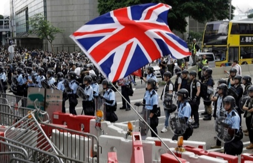 홍콩 정부의 범죄인인도 법안 심의에 반대하는 한 시민이 지난 12일 입법회의 청사 앞에서 영국 국기 ‘유니언잭’을 흔들고 있다. AP연합뉴스