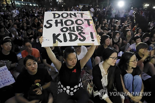 시위 동참한 홍콩 어머니들 "우리 아이를 쏘지 마라" (홍콩 AP=연합뉴스) 14일 홍콩에서 어머니들이 "우리 아이를 쏘지 마라"는 문구가 쓰인 손팻말을 들고 '범죄인 인도 법안' 반대와 함께 경찰의 과잉진압을 규탄하는 시위를 벌이고 있다. ymarshal@yna.co.kr