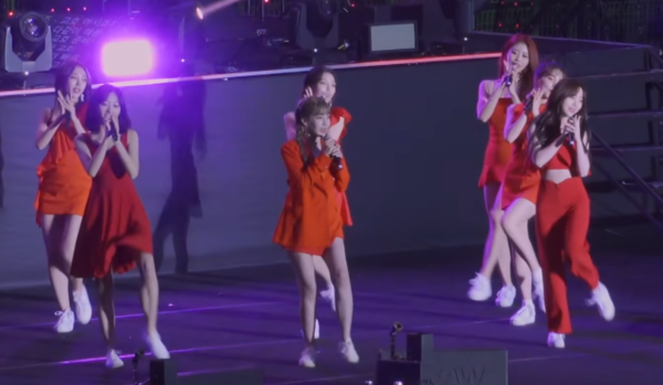 지난 5월 25일 고려대학교 응원제 ‘입실렌티’에 섭외된 걸그룹 러블리즈가 공연을 하는 모습. /유튜브 캡처