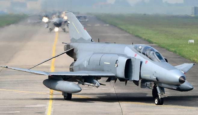 한반도 상공 비행을 마치고 착륙한 F-4E.