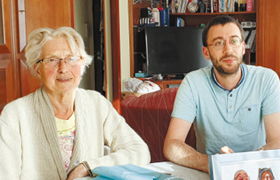'한식구'가 된 독거노인·청년 - 지난해 5월부터 2층짜리 단독주택에 함께 살고 있는 잔(왼쪽) 할머니와 요안. /이해인 기자