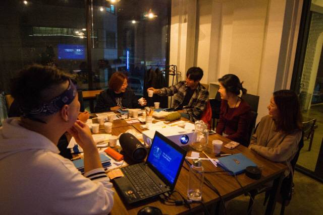 소셜 살롱 ‘크리에이터 클럽’을 진행하고 있는 회원들/사진=열정에 기름붓기