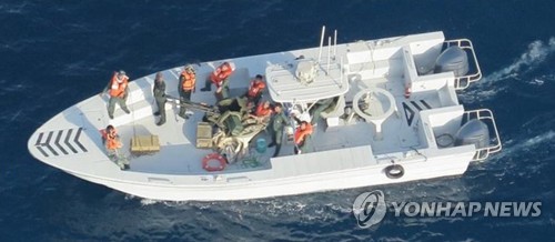 2019년 6월 17일 미 국방부가 오만해(海) 유조선 피습사건의 배후가 이란이라고 주장하며 공개한 사진. 미 국방부는 미 해군 헬리콥터가 촬영한 이 사진에 찍힌 선박에 일본 해운사 소속 파나마 선적 유조선 고쿠카 커레이저스호(號)에서 폭발하지 않은 선체부착 폭탄을 제거한 이란 혁명수비대(IRGC) 대원들이 타고 있다고 밝혔다. [AP=연합뉴스]