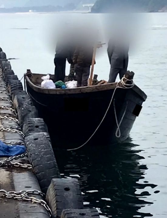 지난 15일 북한 선원 4명이 탄 어선이 연안에서 조업 중인 어민의 신고로 발견됐다는 정부 당국의 발표와 달리 삼척항에 정박했다고 KBS가 18일 보도했다. 사진은 북한 어선이 삼척항 내에 정박한 뒤 우리 주민과 대화하는 모습. (사진=KBS)