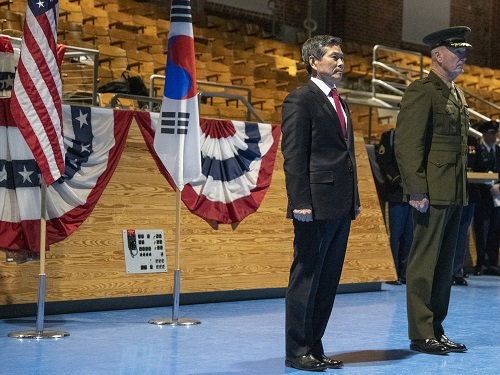 지난 4월 미국을 방문한 정경두 국방부 장관(왼쪽)이 조셉 던포드 미국 합참의장과 함께 미군 의장대 사열을 기다리는 모습. 미 합참 홈페이지