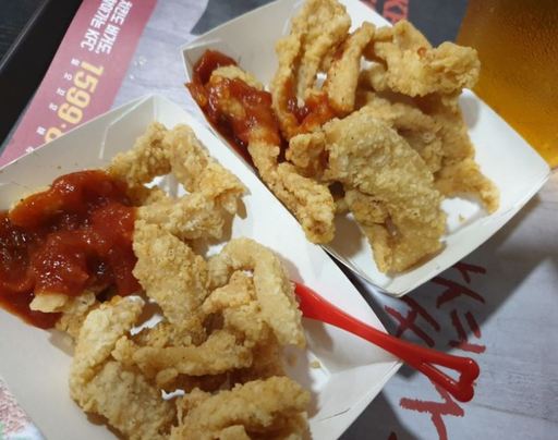 한 누리꾼이 19일 노량진역에서 1시간20여분간의 줄을 서 구매한 KFC 닭껍질 튀김 사진. 이 닭 껍질 튀김은 이날 한정판매를 시작한 6개 매장에서 모두 완판됐다. 온라인 커뮤니티
